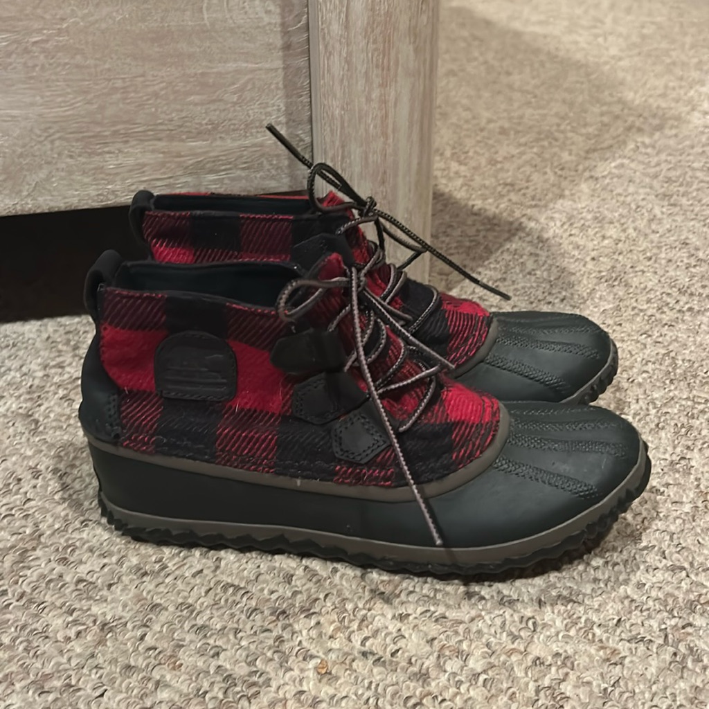 Sorel Black & Red Out N About Buffalo Plaid Ankle Boots Sz 8